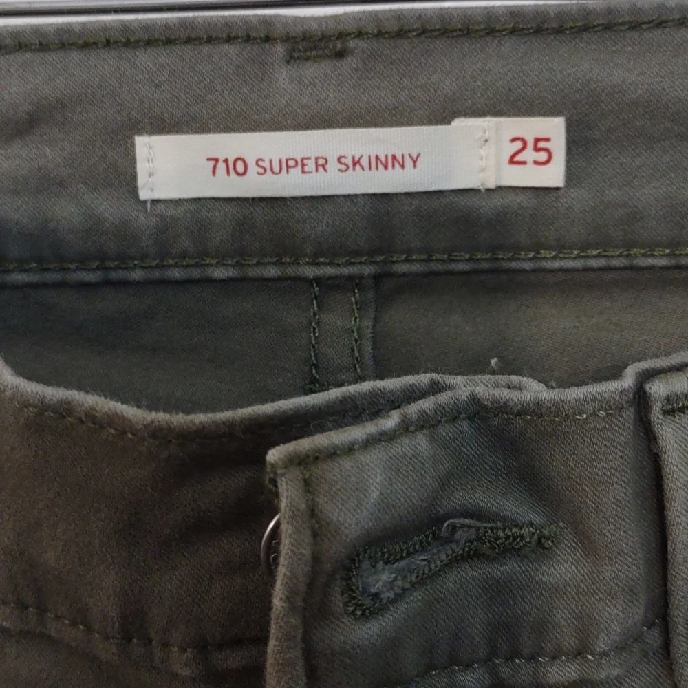 SLIGHTLY USED LEVIS COLOR OLIVE 710 SUPER SKINNY SIZE 25 AS SEEN IN PHOTOS - Picture 2 of 10